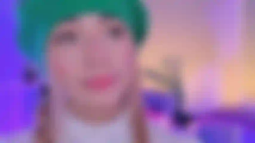Chupando hasta el fondo con mucha saliva.