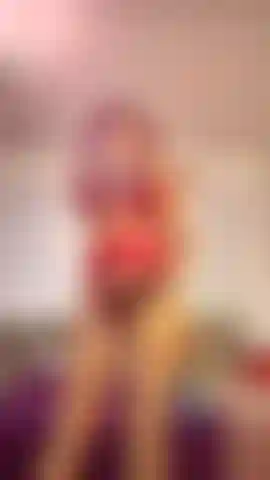 Jugando con mis tetas.