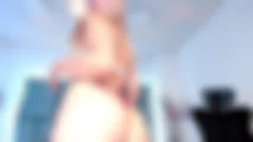 Sacudiendo y mostrando mi culo.