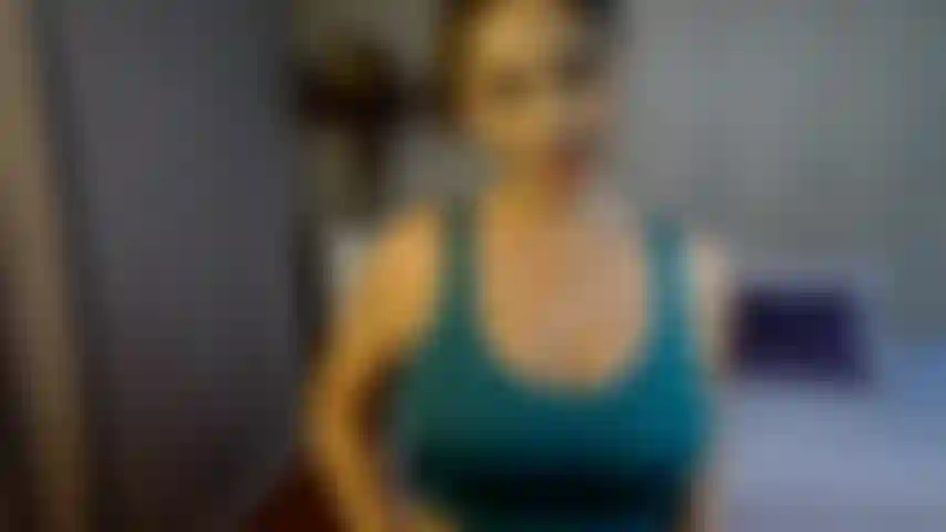 Anímame a que te la casques sobre mí, adora mi cuerpo con leggings rosas brillantes y un top de gimnasio.