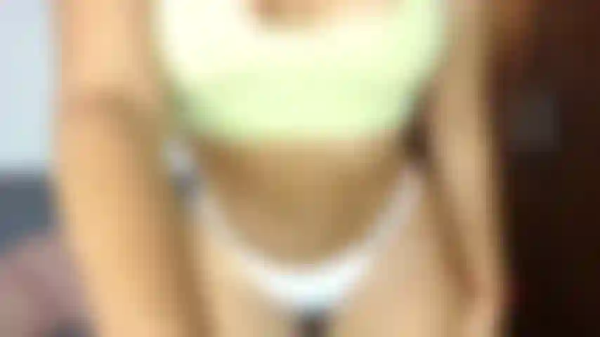 Chupando, squirt, montando consolador en el coño y en el culo!!