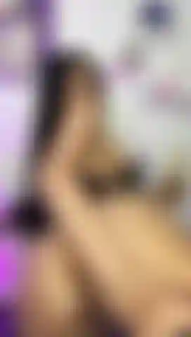 Juego con mi culo apretado y un gran consolador.