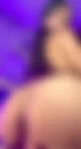 Mi gran culo monta un gran consolador.