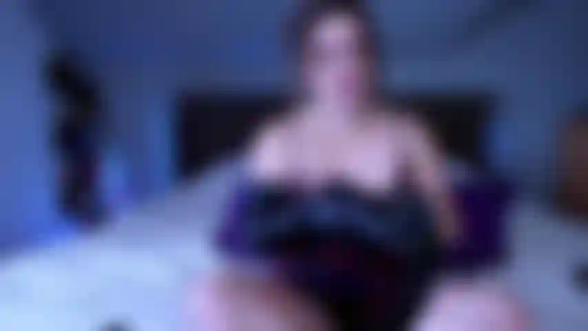 Provocándote mientras muestras tu polla enjaulada.