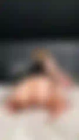 Insertándome un plug anal en mi culo gordo.