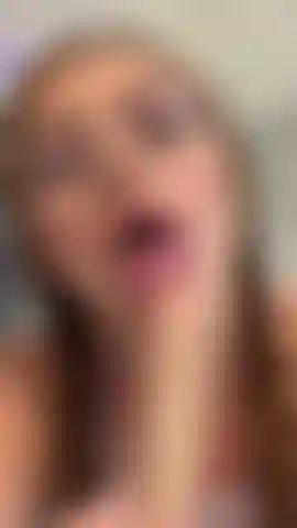 Siente la humedad de mis labios sobre tu dura polla cada mamada es un viaje al verdadero paraíso, esta mamada te dejará sin aliento querrás follarme el coño pero tu leche explotará en mi boca.