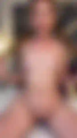 Mis suaves y tentadoras tetas, y mi coño húmedo, listos para que disfrutes cada detalle ven y piérdete en cada curva y sumérgete en el placer que tengo preparado para ti. Este es un momento solo para ti.