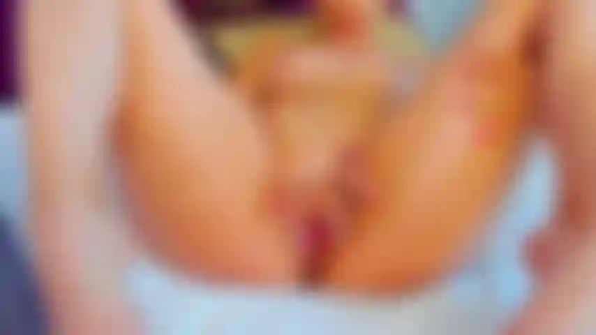 Mis dedos juguetones abren mi coño con mis dedos me pone muy cachonda ven y disfruta de esta hermosa vista, siempre vivirá en tu mente.