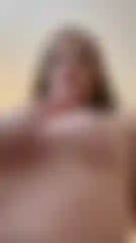 Mis tetas calientes bañadas en cremasiente la suavidad y claridad mezcladas, tus manos querrán más que tocarlas.