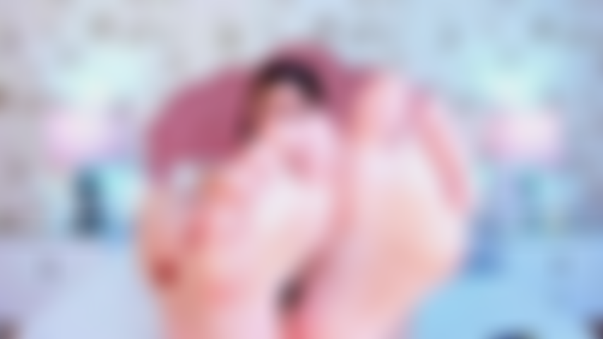 Te gustan las plantas de mis pies sexys, tu polla ya esta dura explota en mis tetas calientes quiero sentir tu semen.