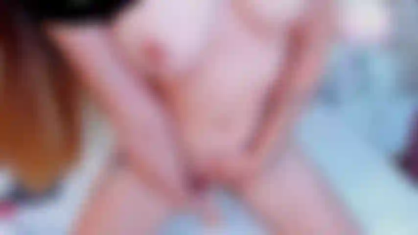 Cabalga tu polla dura sobre tu espalda para que puedas ver mi culo rebotar, tenla dura y profunda, pero azotala con tus manos hasta que explote.