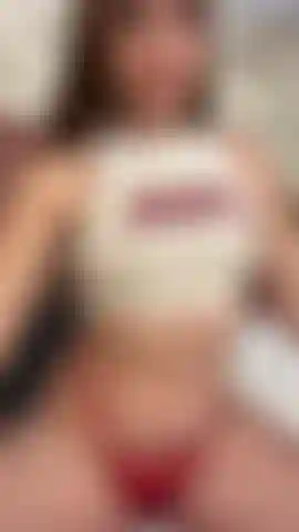 Mis sexys tetas están listas para deslumbrarte, cada movimiento las hará temblar, y cuando menos lo esperes, te harán explotar de deseo.