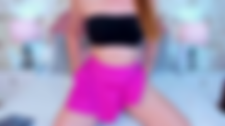 No llevo bragas debajo de esta falda, solo mi trasero inclinado y mojado, listo para que te hundas en esta humedad.