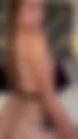 Las medias hacen que mi culo se vea más caliente, mi coño se camufla con las medias pero la humedad al tocarme es tan grande que no quitarás los ojos de ella.