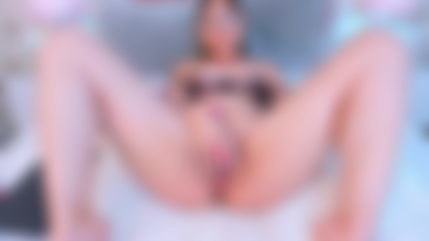 Mis dedos no son suficientes para calmar esta humedad y calor en mi coño.