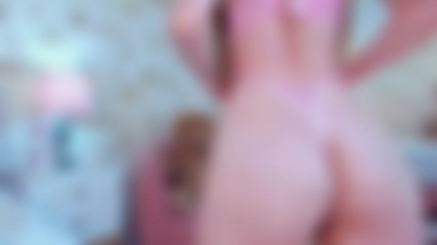 Mira como rebota con estas sexys bragas mi culo no para de moverse por ti quiero ver como se te pone dura la polla.