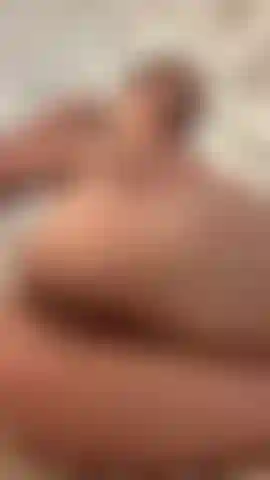 Con mi culo reluciente de aceite y mi coño abierto, te invito a perderte en este video. Levanto una pierna y te muestro todo mi coño abierto haré que tu polla explote de placer.