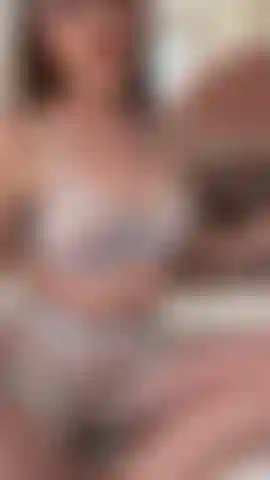 Mi gran culo mojado y rosado espera ansiosamente en la cama que vengas y uses tus dedos, polla y lengua en él.