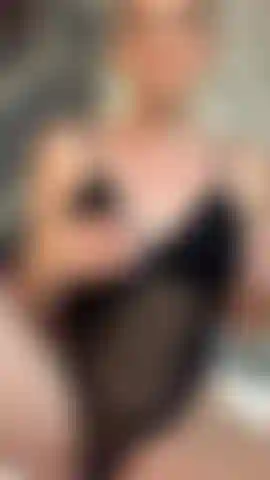 Mi coño está tan húmedo que no podrás resistirte, mientras mis tetas calientes te ruegan que las toques, cada gota que cae de mí y cada curva ardiendo de deseo te están llamando, listas para que juegues con ellas.