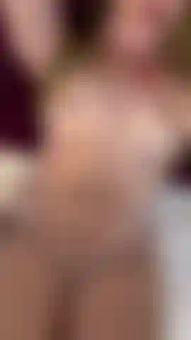 El rosa de mi coño se mezcla con el rosa de mi lencería lista para que te acerques y sientas lo mojada que estoy para ti.