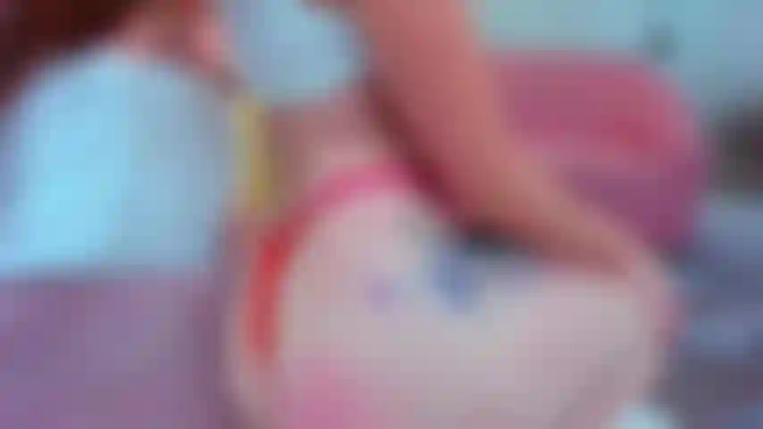 Desnuda, caliente y con muchos azotes.