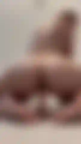 Dispuesta a ver mi culo rebotar solo para ti. Cada movimiento está destinado a llevarte al límite, haciéndote perder el control hasta que no puedas más. Mira cómo te provoco con cada rebote, haciéndote explotar de puro placer.