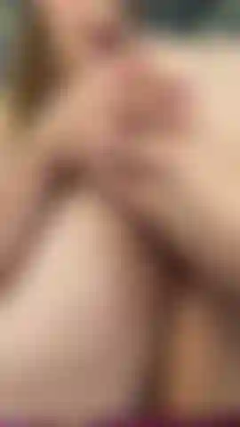 Tocar mi suave piel con mis uñas largas hace que mi coño se caliente y humedezca mucho, con solo usar mis dedos logro subir al abismo del estasis, mis piernas tiemblan de tanto placer.