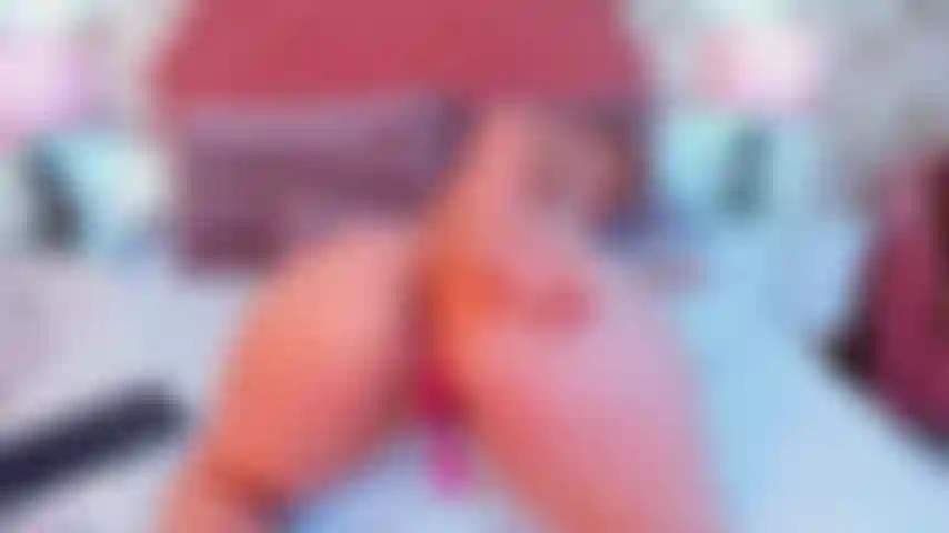 Mi culo caliente y húmedo abierto en perrito listo para que lo chupes hasta que esté mucho más mojado y luego lo folles con tu polla dura, azota mi culo mientras me penetras.