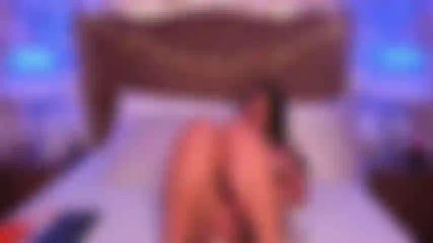 Mientras me follas el coño sin límites y hasta el fondo las vibraciones de mi juguete me hacen más húmeda, a punto de explotar juntos.