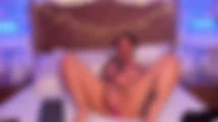 Mientras me follas el coño mi juguete domi está al máximo siente tu dureza y las vibraciones al mismo tiempo hacen explotar mi coño, lléname de tu leche.