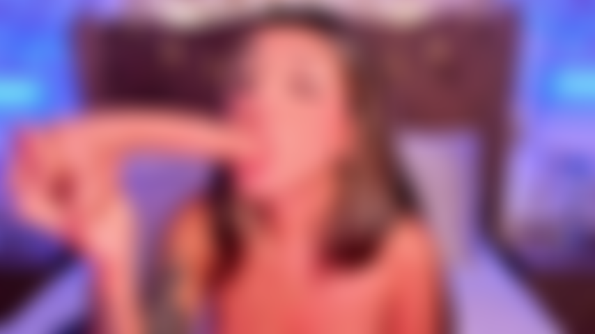 Déjame envolverte con mis labios lentamente, profundo, húmedo y hambriento de más.