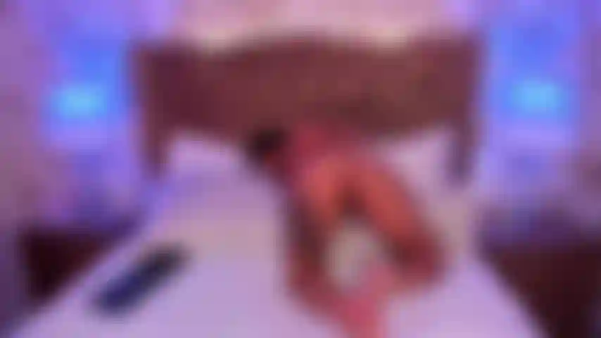 Imagina mi trasero rebotando sobre tu polla dura, cada embestida haciéndote gemir más fuerte. Mis curvas se mueven salvajemente, mis gemidos te envuelven y nuestros cuerpos sudorosos se funden.