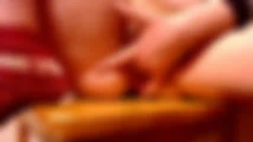 Toqueteo apretado coño de cerca.