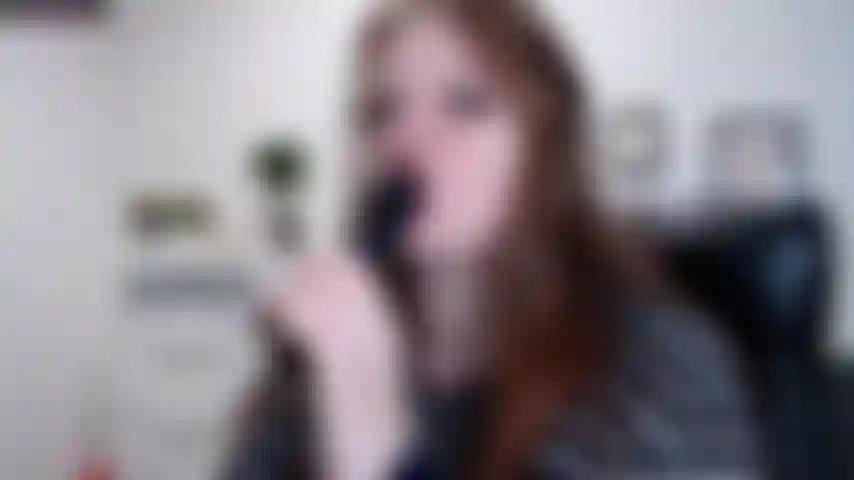 Sexy ninfómana traga con avidez dildo negro.