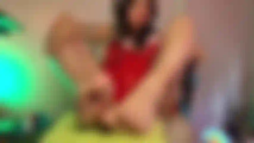 Me masajeo mis lindos pies con aceite para hacerte un trabajo de pies mientras muestro y toco mi coño!