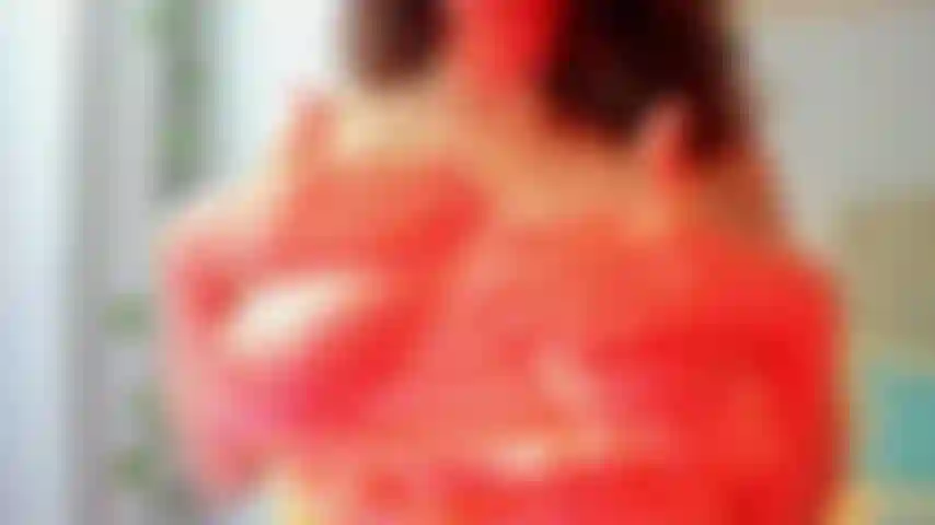 Tetas grandes naturales y coño jugueteante.