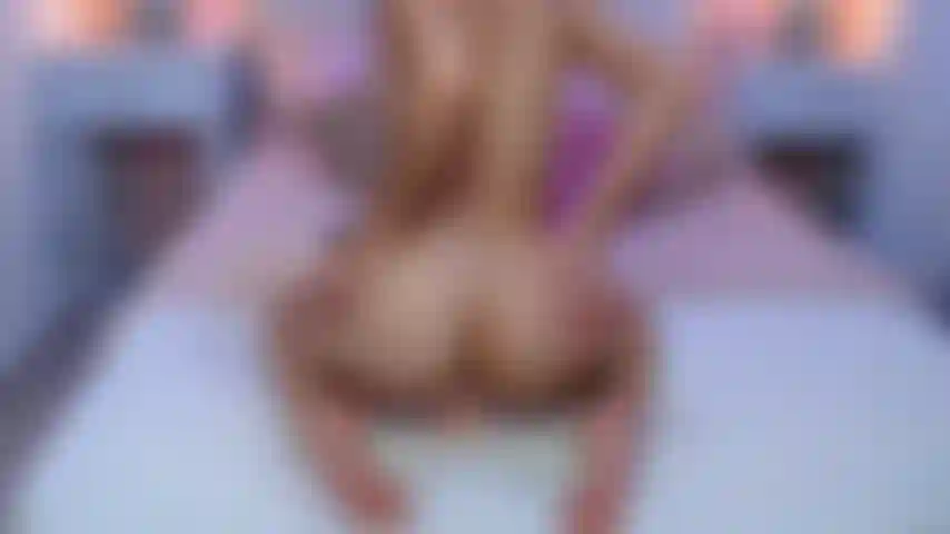 Montando consolador en la espalda.