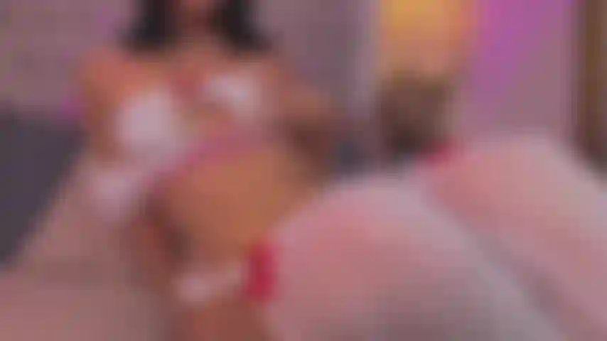 Alice se pone muy cachonda y juega con su coño.