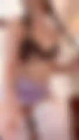 Una colegiala traviesa en su habitación.