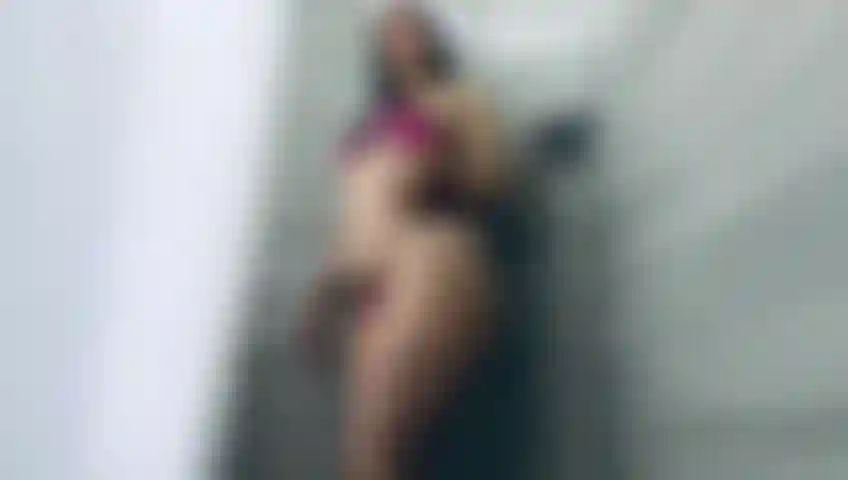 Tomemos una ducha caliente con mi consolador.