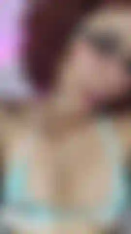 Linda chica en azul.