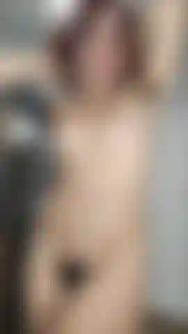 Chica peluda desnuda.