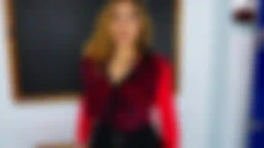 Profesora traviesa te da una lección pov joi.