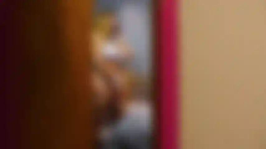 Voyeur de striptease de lencería blanca y juego de coño.