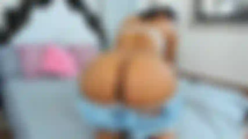 Poniéndome aceite y follándome el culo tan cerca de la cámara.