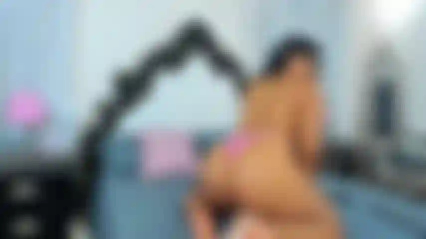 Follándome el coño y el culo muy fuerte.