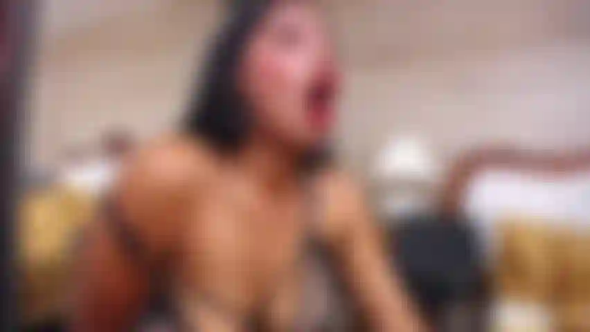 Latina caliente y cachonda follándose el culo y el coño tan fuerte como para mojar la cama.