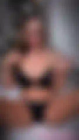 Mira a ali follar con un consolador de vidrio, follar con los dedos.