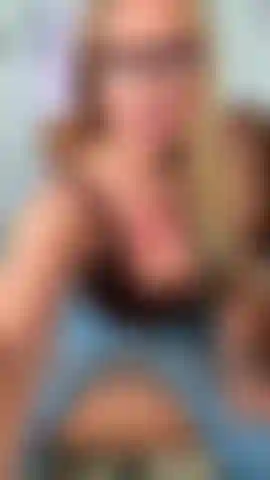 Puede que me haya dejado llevar un poco con esta silla... Empezó con "¿cuántas posiciones podemos hacer en esto?" Y de alguna manera terminé usando mucho menos ropa de la que tenía al principio. • ¡Completamente desnuda, juego con el coño y mucho dirty talk!