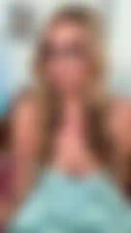 ¿A quién no le encanta un bonito par de bragas de algodón blanco? ¿Tan puras e inocentes? ¿O no lo son?! ¡Video de 5 minutos de mí provocándote con mis bragas! Primer plano del coño abriéndolo y separándolo, dedos dentro, desnudez total.